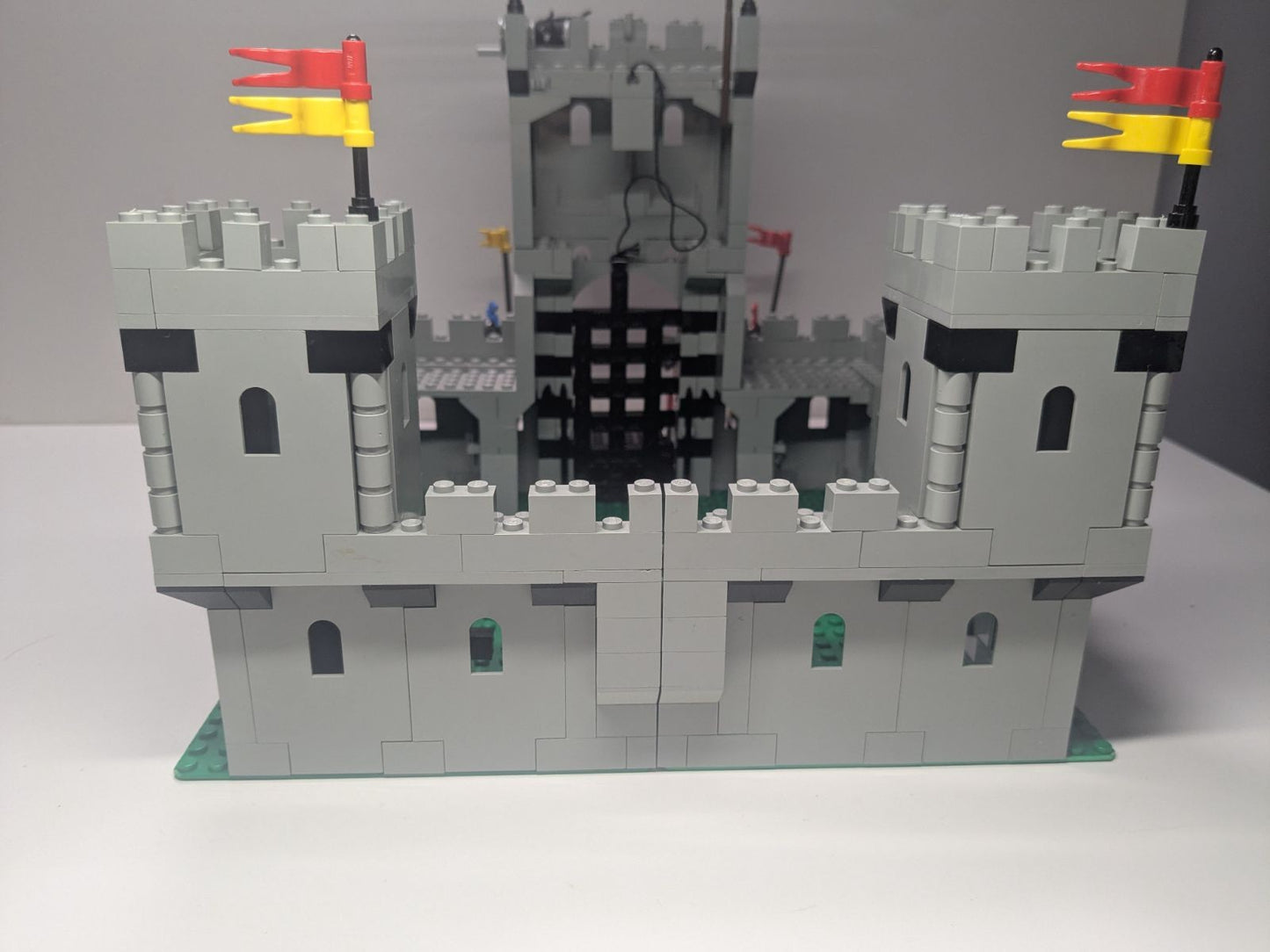 LEGO Castle: King's Castle (6080) - Complete - rear view