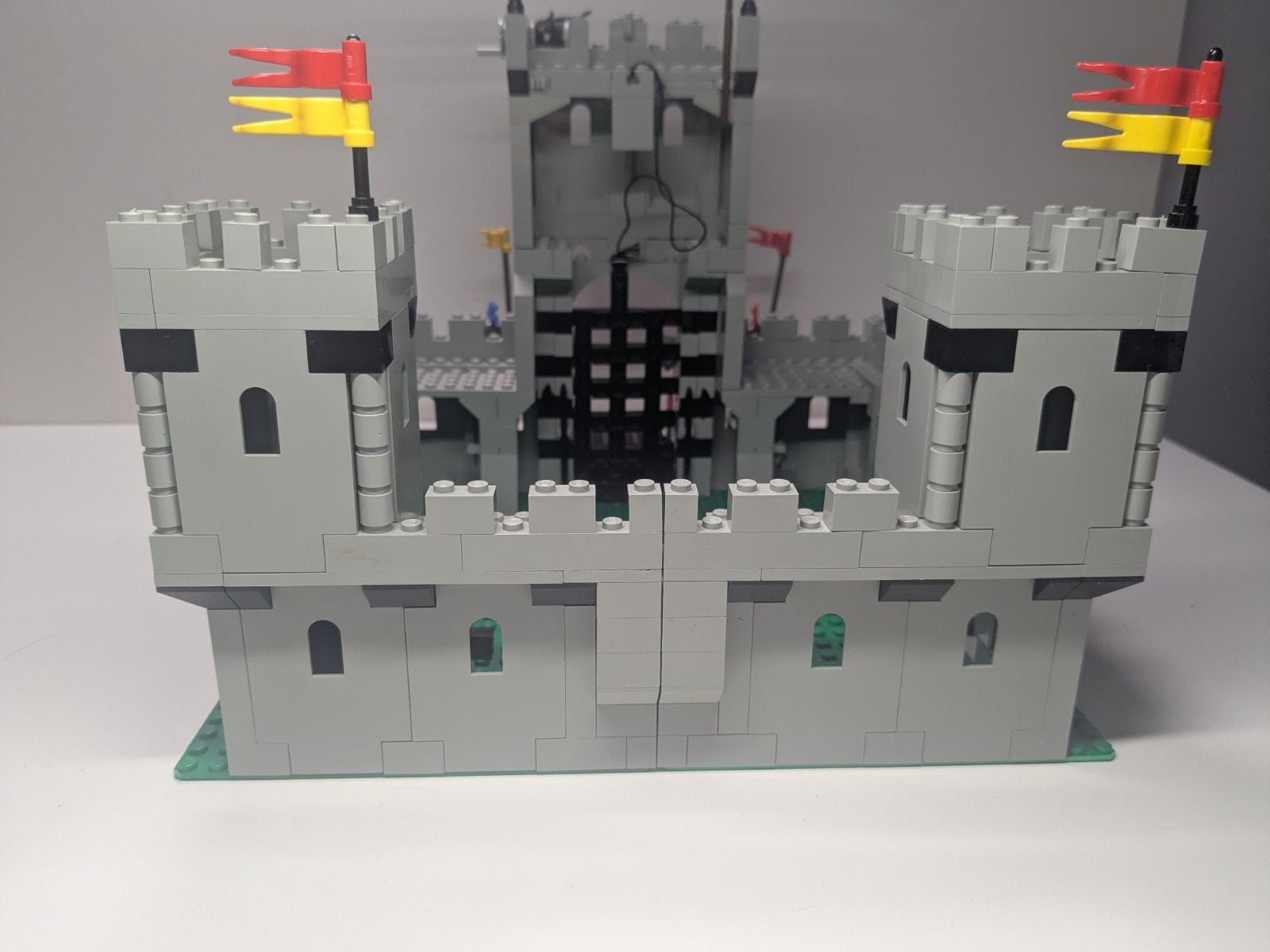 LEGO Castle: King's Castle (6080) - Complete - rear view