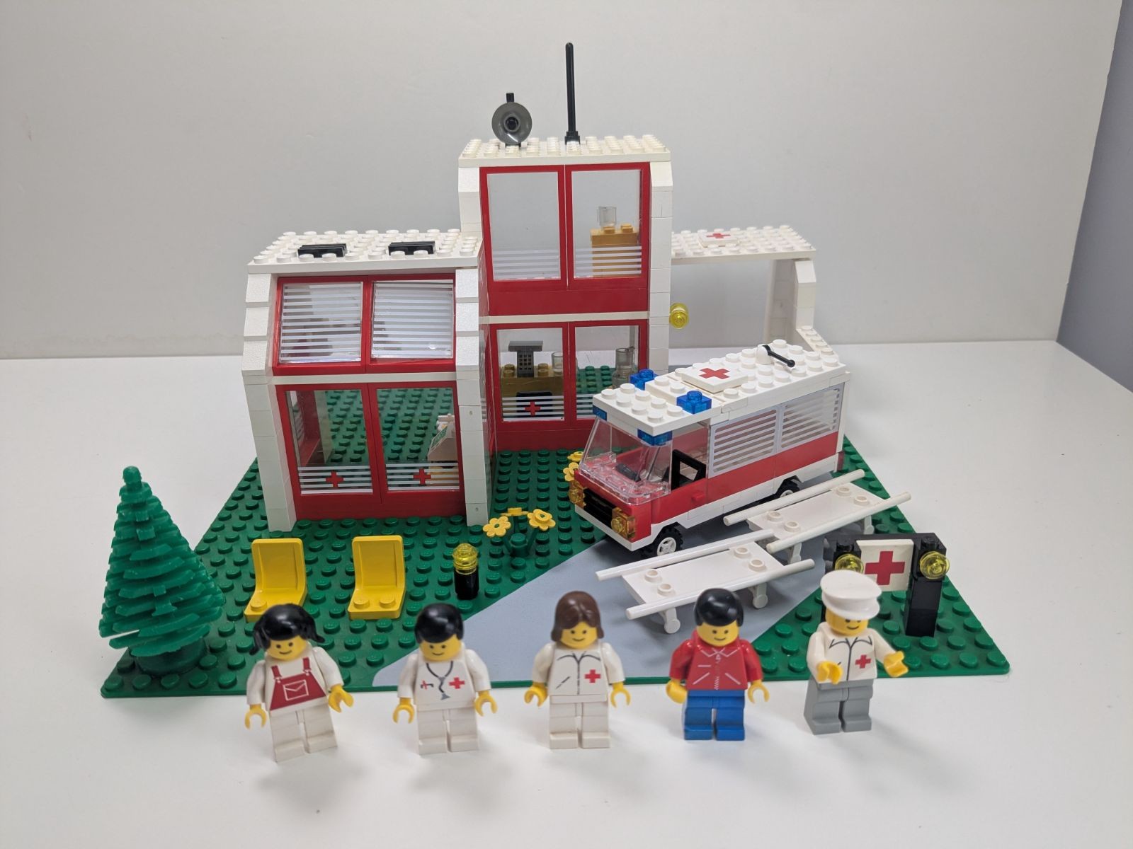 LEGO Town: Emergency Treatment Centre (6380) - Complete - built set